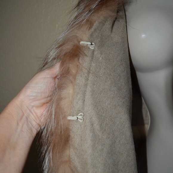 NWT $560 Belle Fare Oatmeal Tan Brown Fox Fur Trim Cape - Picture 4 of 6